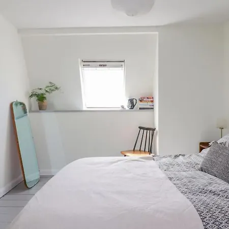 Spacious Artists In Traditional Cornish Town Holiday home